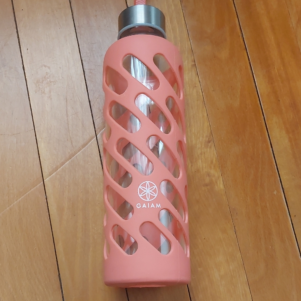 💜5/$25💜 Gaiam 20oz Glass Water Bottle Silicone Cover Peach